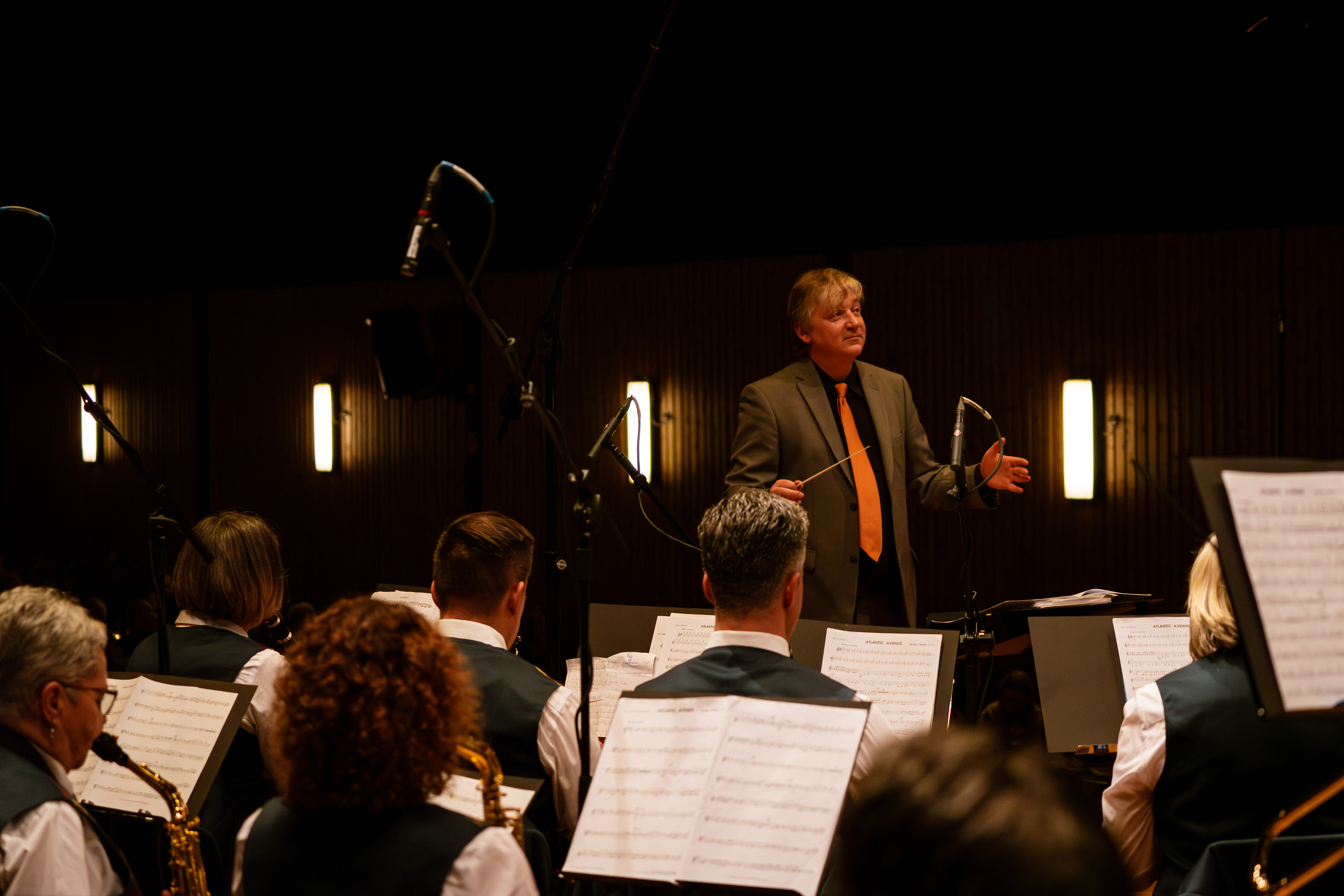 Illustrative Orchesteraufnahme mit Blasinstrumenten